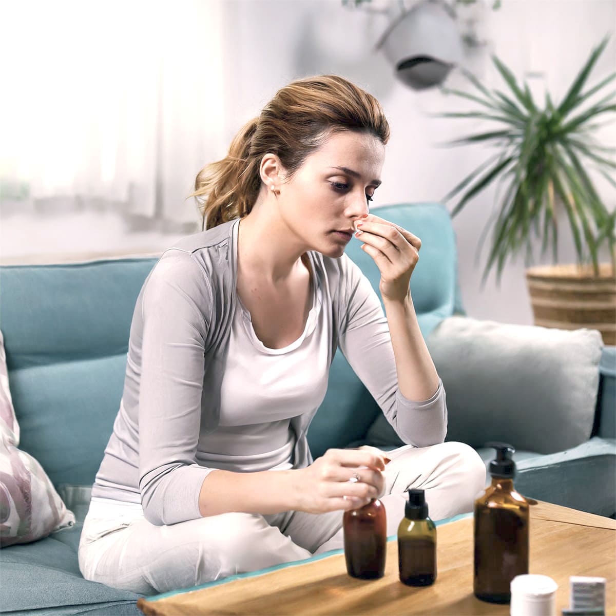 Frau mit Geruchsverlust nach Corona versucht zu riechen