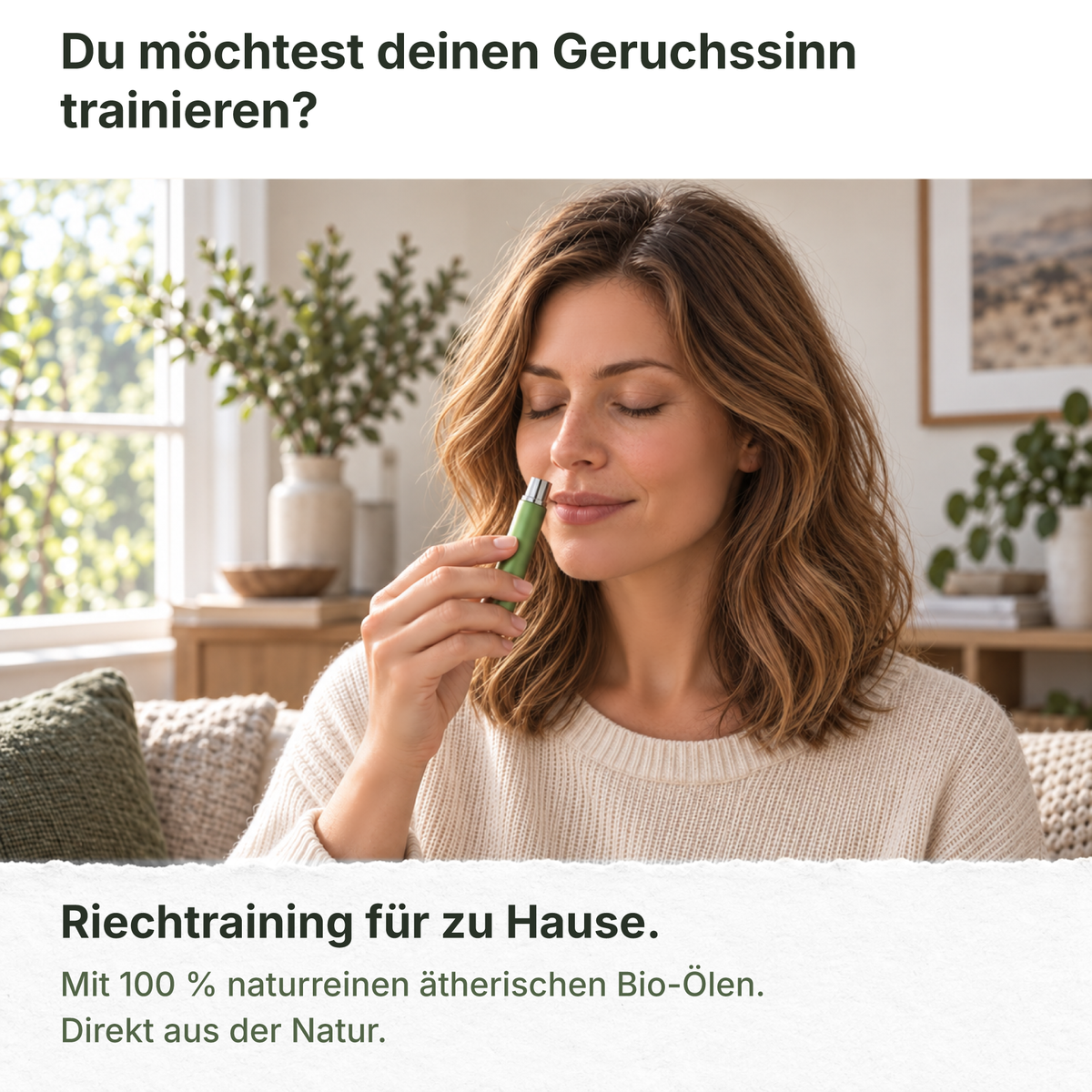 Eine Frau riecht an einem geöffneten Riechstift – Riechtraining für zu Hause und unterwegs.