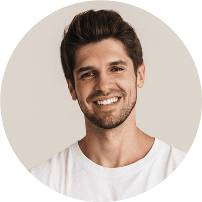 Mann mit braunen Haaren und weißem T-Shirt