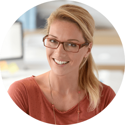 Blonde Frau mit Brille und T-Shirt