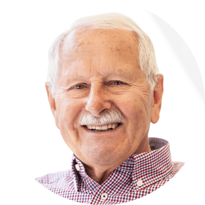 Älterer Herr mit weißen Haaren und Hemd