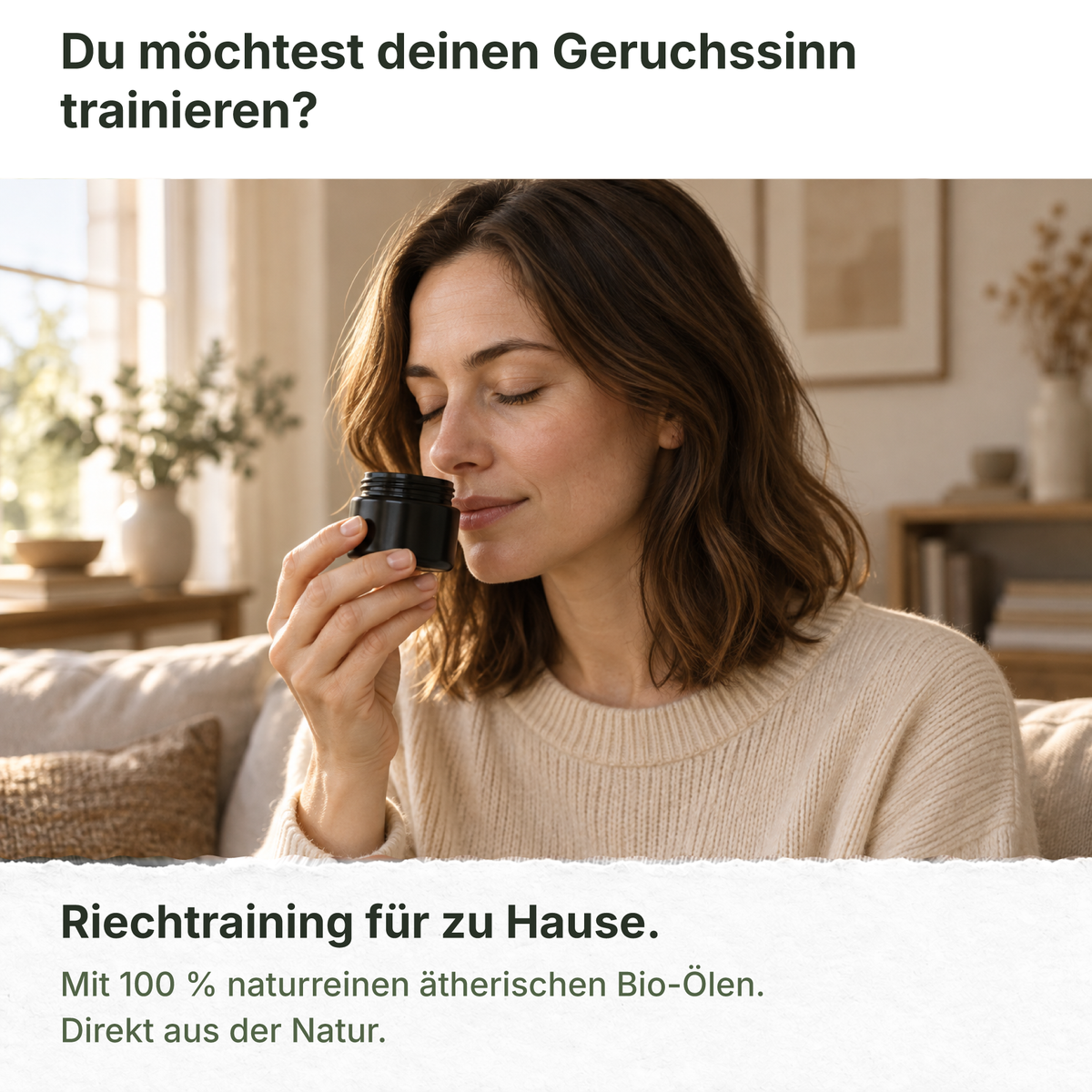 Eine Frau riecht an einem geöffneten Riechglas – Riechtraining für zu Hause.